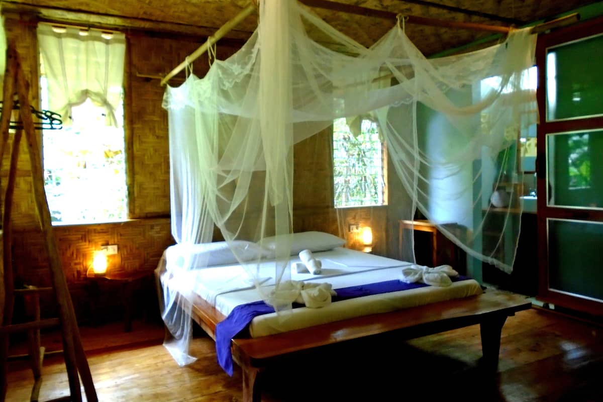 Queen Suite (Violet) | In-room safe, WiFi (free), individually decorated