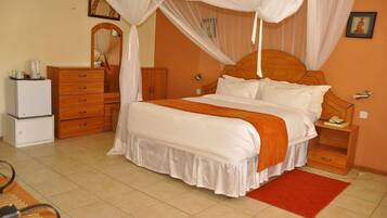 Family Room | Desk, iron/ironing board, free WiFi, bed sheets