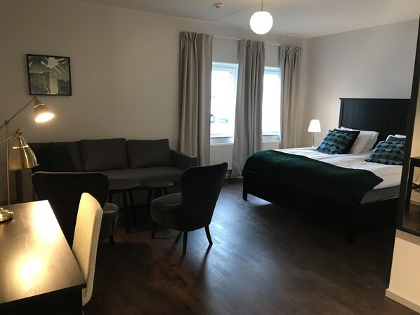 مكتب وستائر تعتيم وتجهيزات عازلة للصوت ومكواة/لوح كي