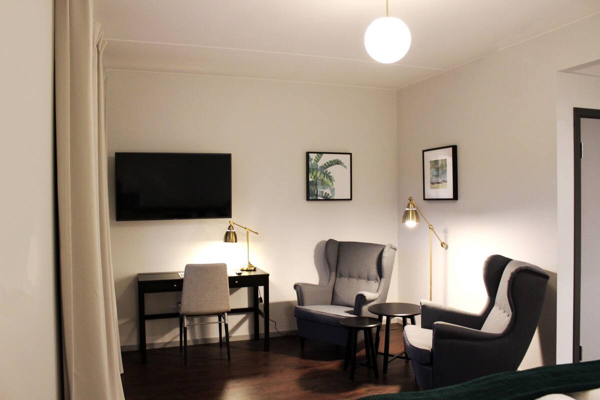 twin room | living area | flat-screen tv