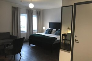 Escritorio, cortinas opacas, sistema de insonorización