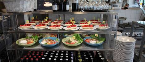 Déjeuner et dîner servis sur place, spécialités Cuisine scandinave