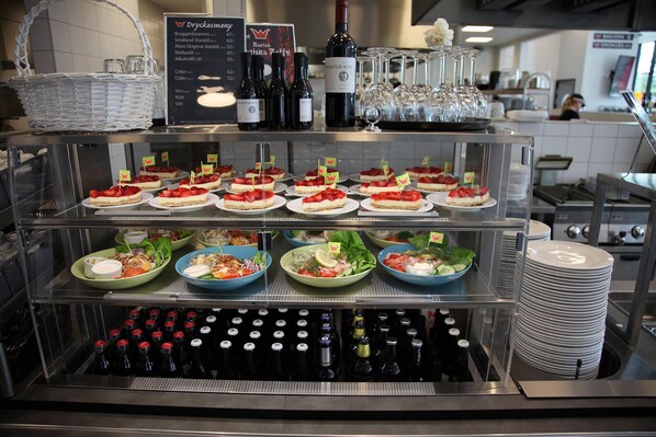 Déjeuner et dîner servis sur place, spécialités Cuisine scandinave