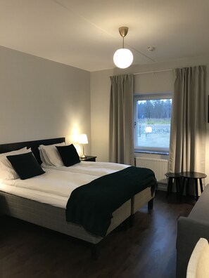 مكتب وستائر تعتيم وتجهيزات عازلة للصوت ومكواة/لوح كي