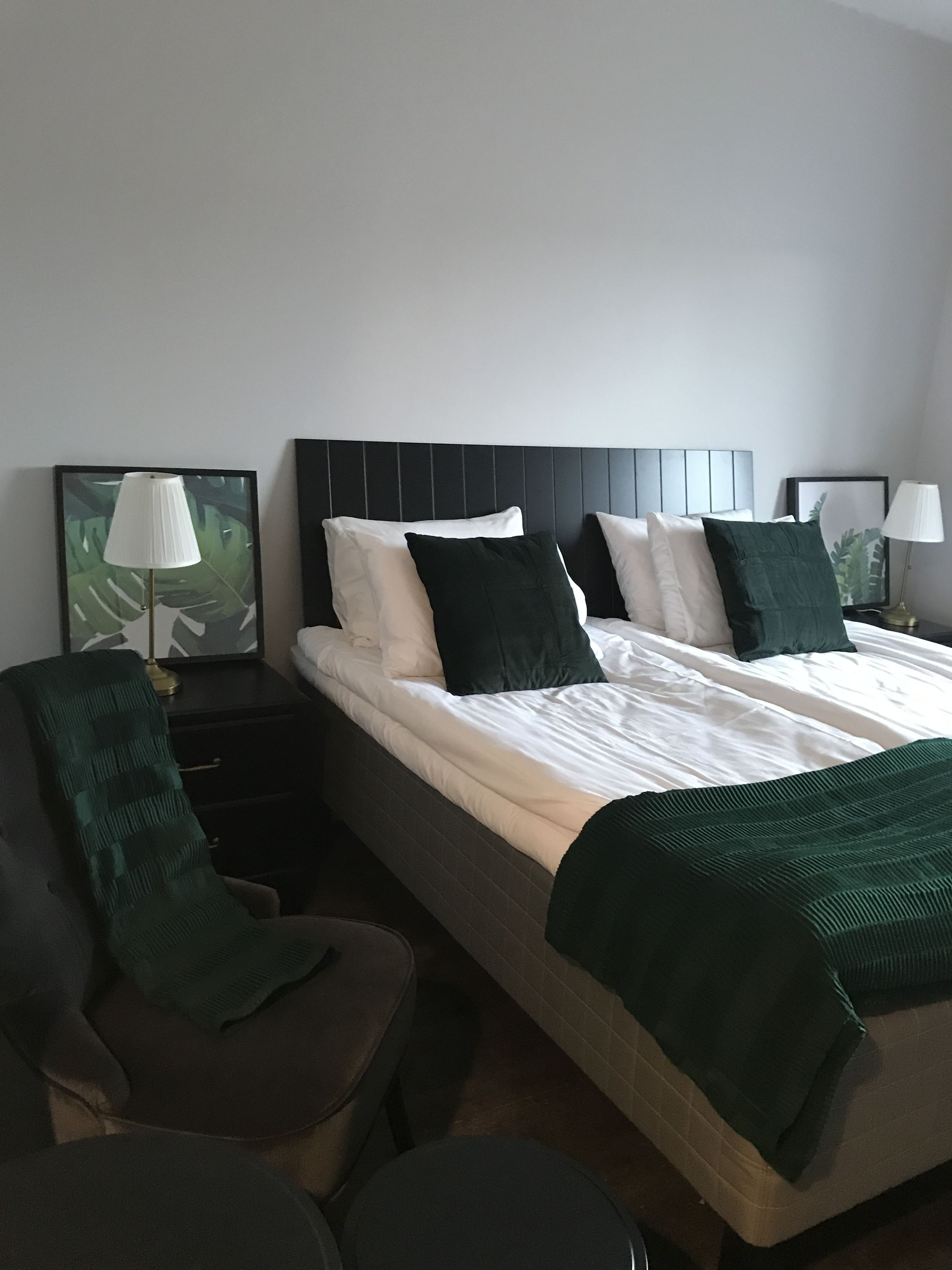 Escritorio, cortinas opacas, sistema de insonorización