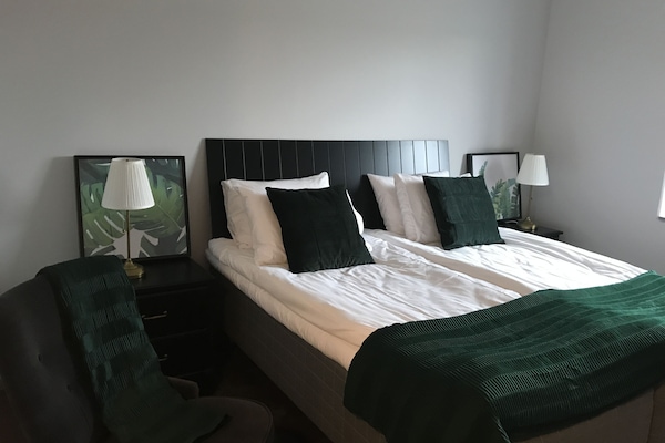 Escritorio, cortinas blackout y sistema de insonorización