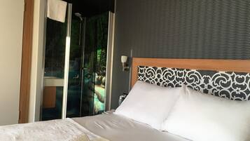 Frigobar, escrivaninha, quartos à prova de som