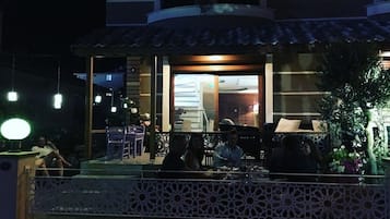 Fachada de la propiedad por la tarde o noche