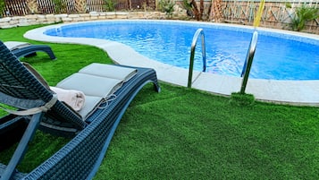 Piscina all'aperto, lettini