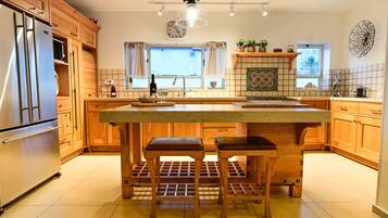 Family Villa, 3 Bedrooms, Garden View | Private kitchen | Full-sized fridge, microwave, oven, stovetop