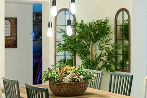 3 habitaciones, tabla de planchar con plancha y cuna de viaje 