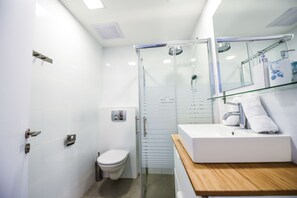 Apartment, 1 Schlafzimmer, Meerblick | Badezimmer | Dusche, kostenlose Toilettenartikel, Haartrockner, Handtücher