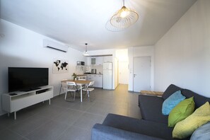 Departamento, 1 habitación, vista al mar | Área de sala de estar | Televisión de pantalla plana 
