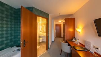 Single Room (Plus) | Desk, soundproofing, iron/ironing board, free WiFi