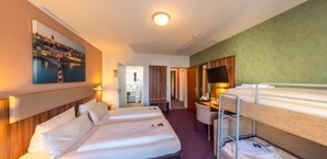 Chambre Familiale (Relax) | Bureau, chambres insonorisées, fer et planche à repasser, Wi-Fi gratuit
