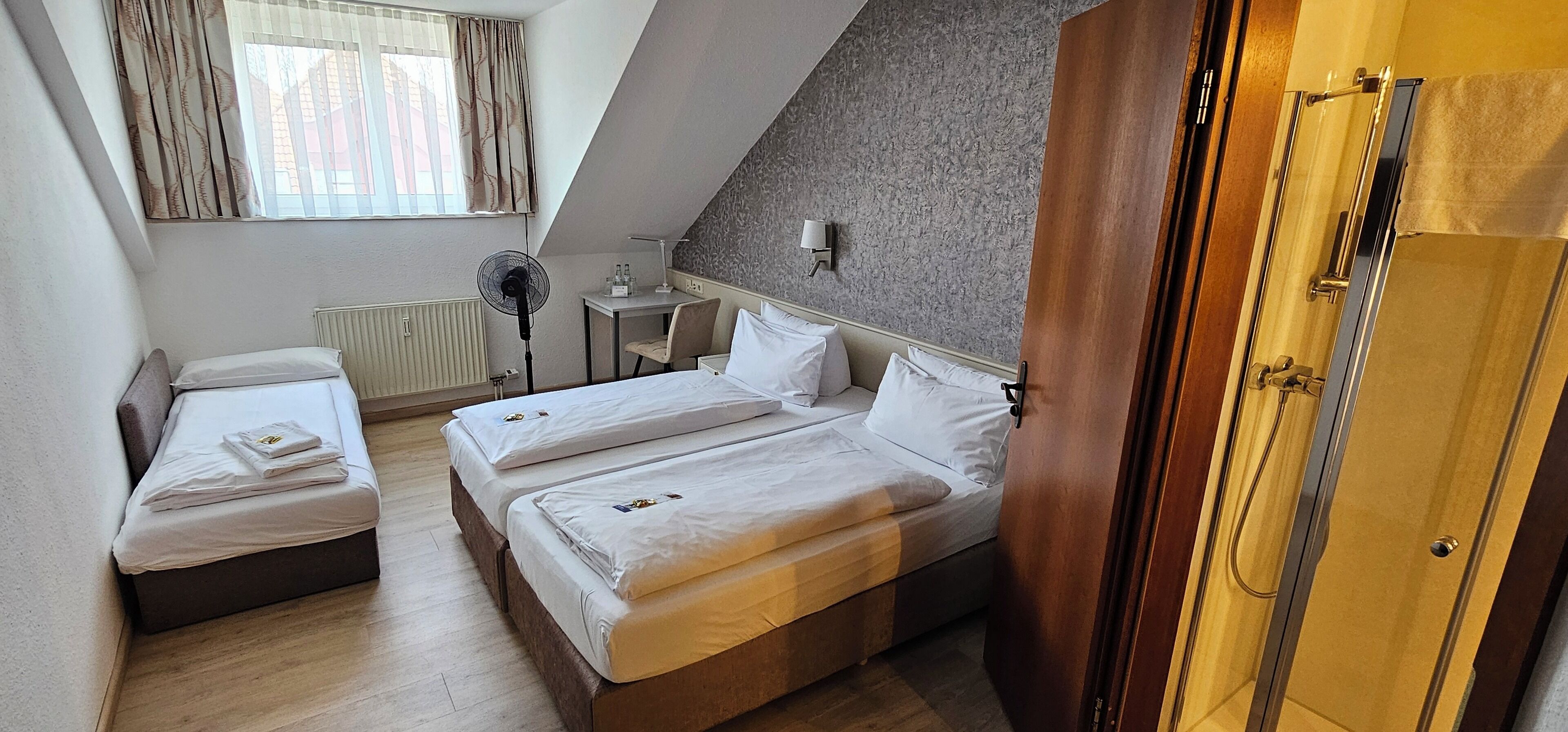 triple room | desk, soundproofing, iron/ironing board, free wifi