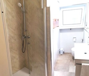 Chuveiro, produtos de toalete grátis, secador de cabelo 