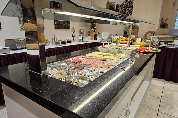Petit déjeuner buffet servi tous les jours en supplément