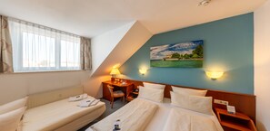 Habitació familiar | Escriptori, habitacions insonoritzades i planxa i posts de planxar 