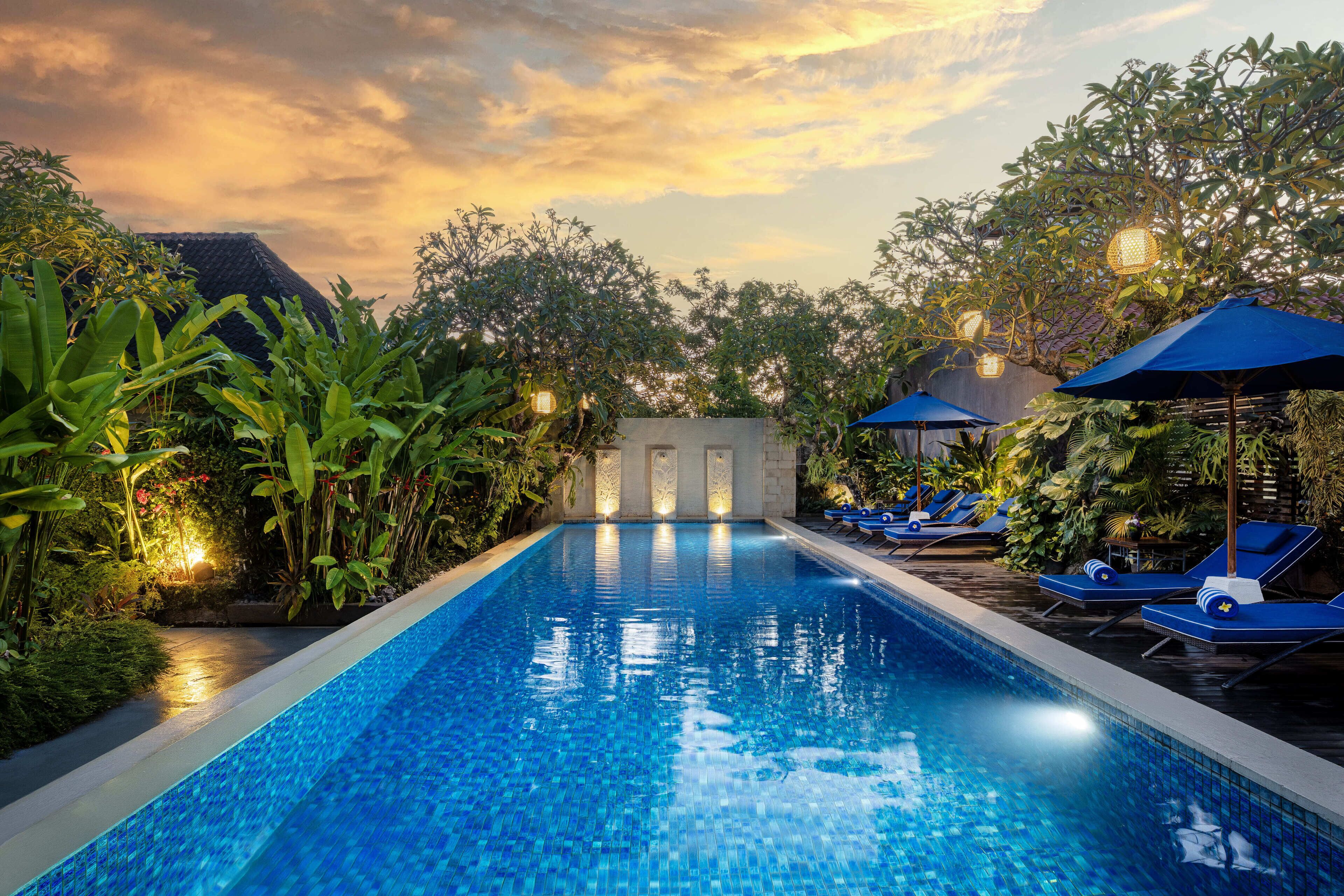 Kolam renang outdoor, dengan payung kolam renang dan kursi berjemur