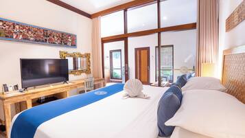 Studio, 1 King Bed with Sofa bed, Kitchenette | 1 bedroom, minibar, in-room safe, desk