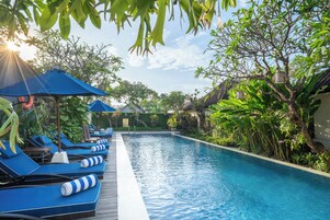 Una piscina al aire libre (de 08:00 a 21:00), sombrillas, tumbonas