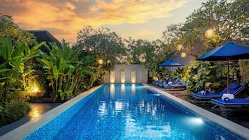 Minibar, caja de seguridad en la habitación y escritorio