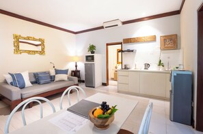 One Bedroom Villa with Garden View | Sala de estar | TV LED 42 polegadas com canais via satélite, TV, DVD player