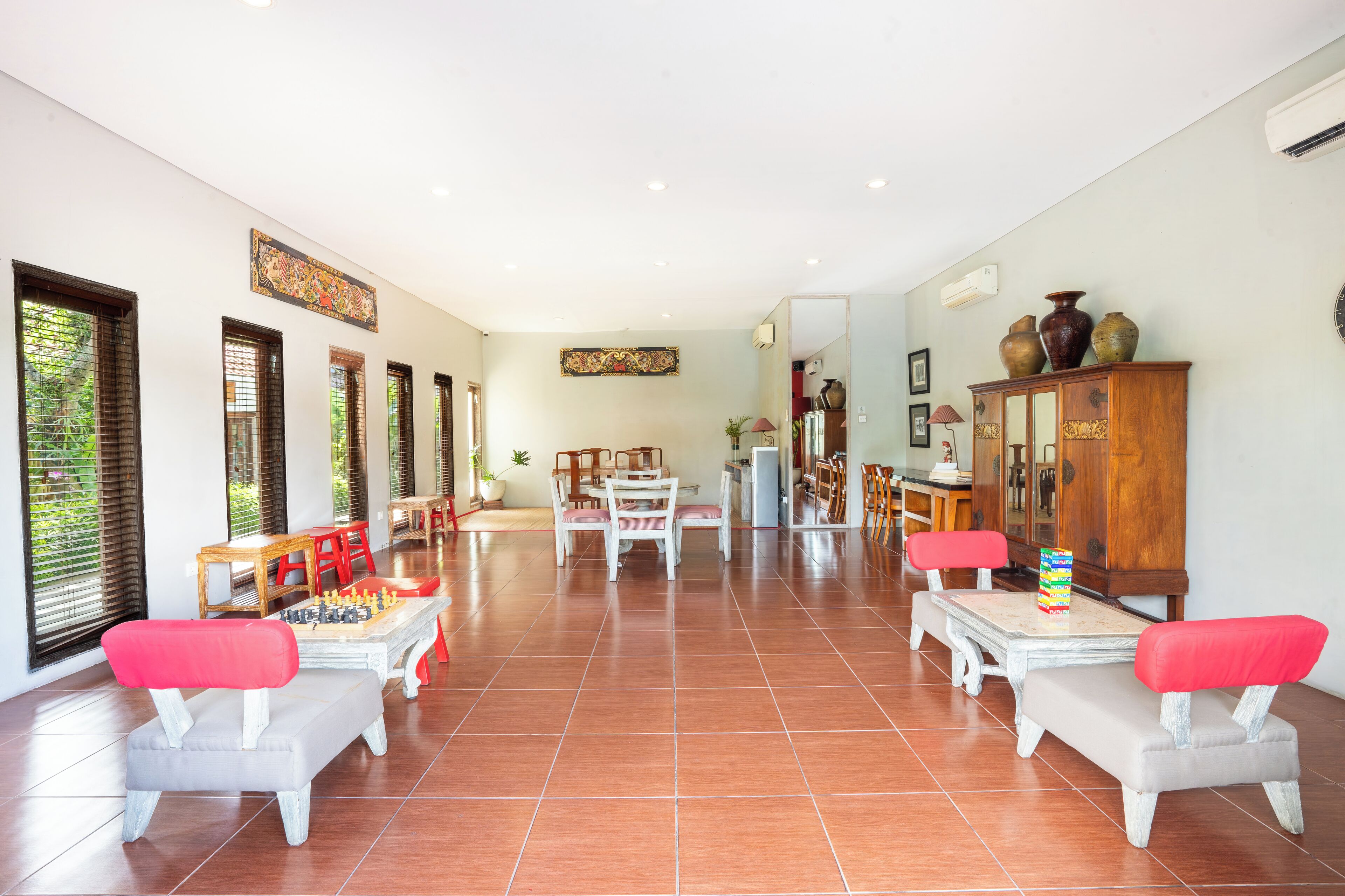 Un vaste espace de vie comprenant une table à manger, des chaises et un buffet.