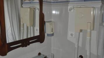 Combined shower/bathtub, free toiletries, hair dryer, towels