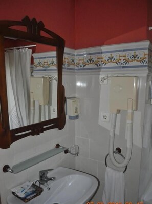 Suihkun ja ammeen yhdistelmä, ilmaiset hygieniatuotteet, hiustenkuivaaja