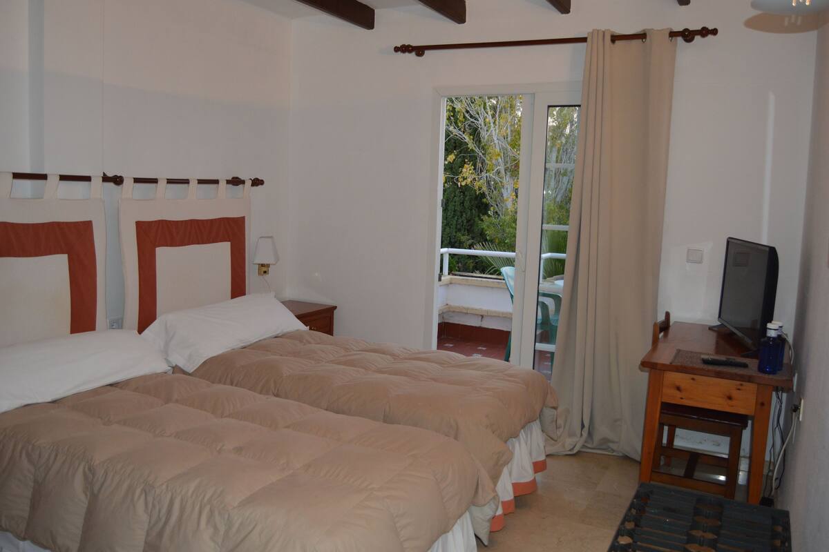 Habitación con 2 camas individuales | Escritorio