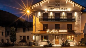 Un hotel llamado "Hotel du Sorgia" con un restaurante llamado "Chez Marion" en la planta baja.