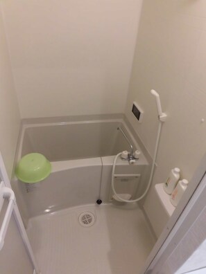 Standardværelse med 2 enkeltsenge | Badeværelse | Kombination af bruser/badekar, gratis toiletartikler, hårtørrer, bidet