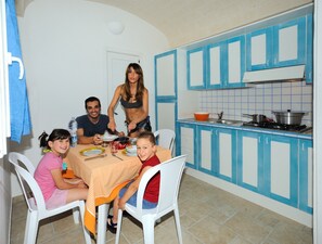 Mobile Unterkunft (4 pax) | Essbereich im Zimmer