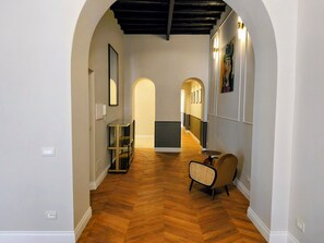 Luksusleilighet, terrasse, anneks (No elevator - 1st floor) | Oppholdsområde | En 40-tommers smart-TV med digitale kanaler