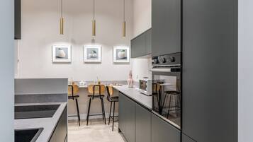Apartamento de lujo, terraza, en edificio anexo (No elevator - 1st floor) | Cocina privada | Máquina de café espresso, cafetera o tetera y hervidor eléctrico