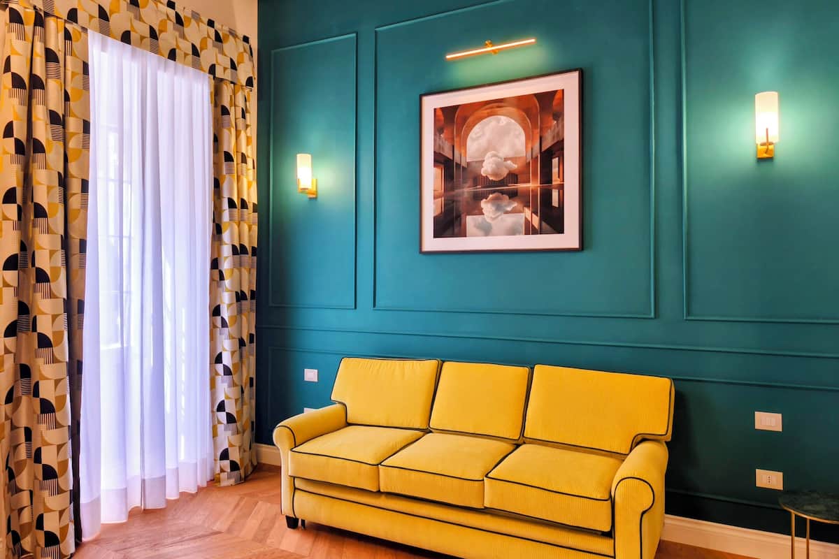 Appartement luxueux, terrasse, dans l’édifice annexe (No elevator - 1st floor) | Aire de séjour | Téléviseur connecté de 40 po avec télévision numérique