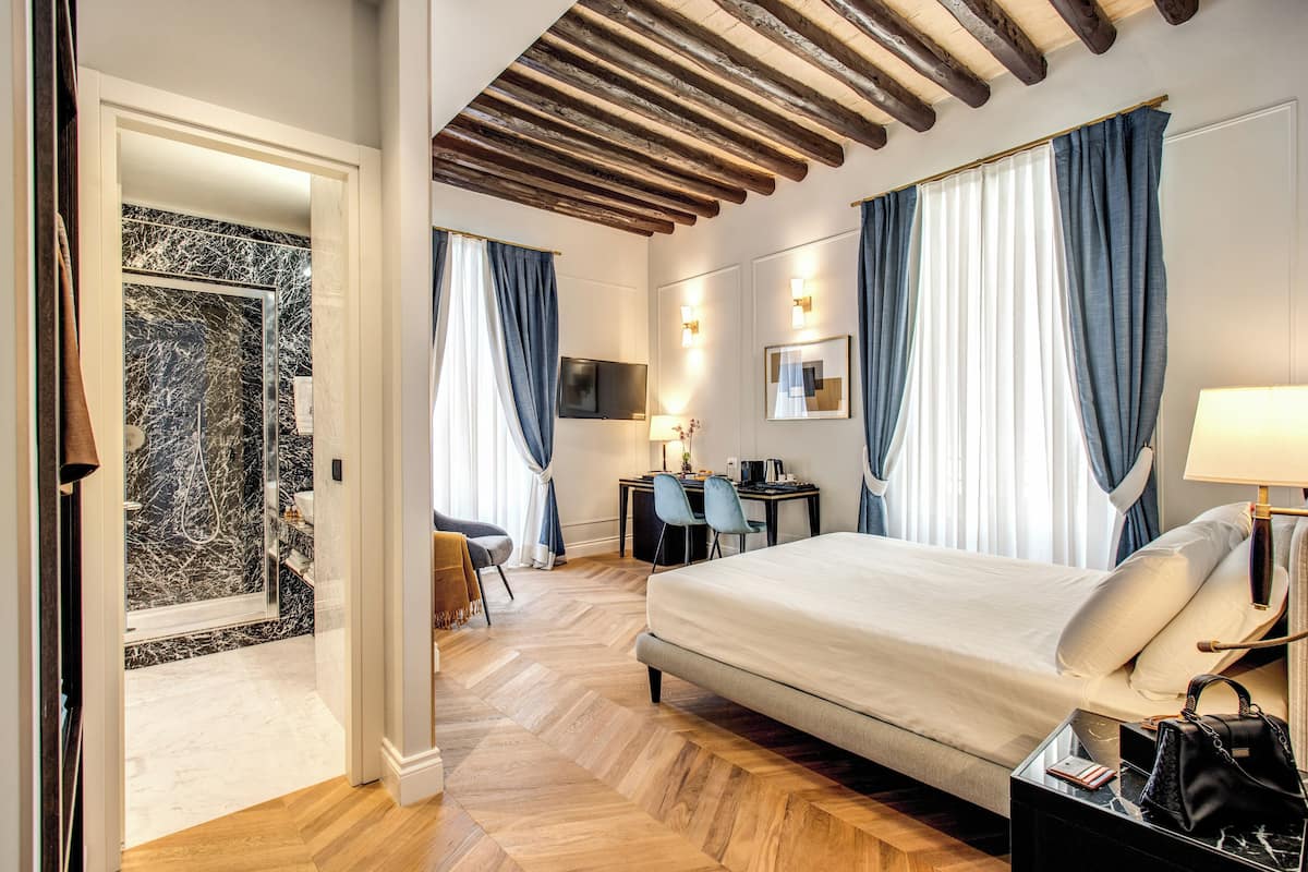 Corner Junior Suite, City View