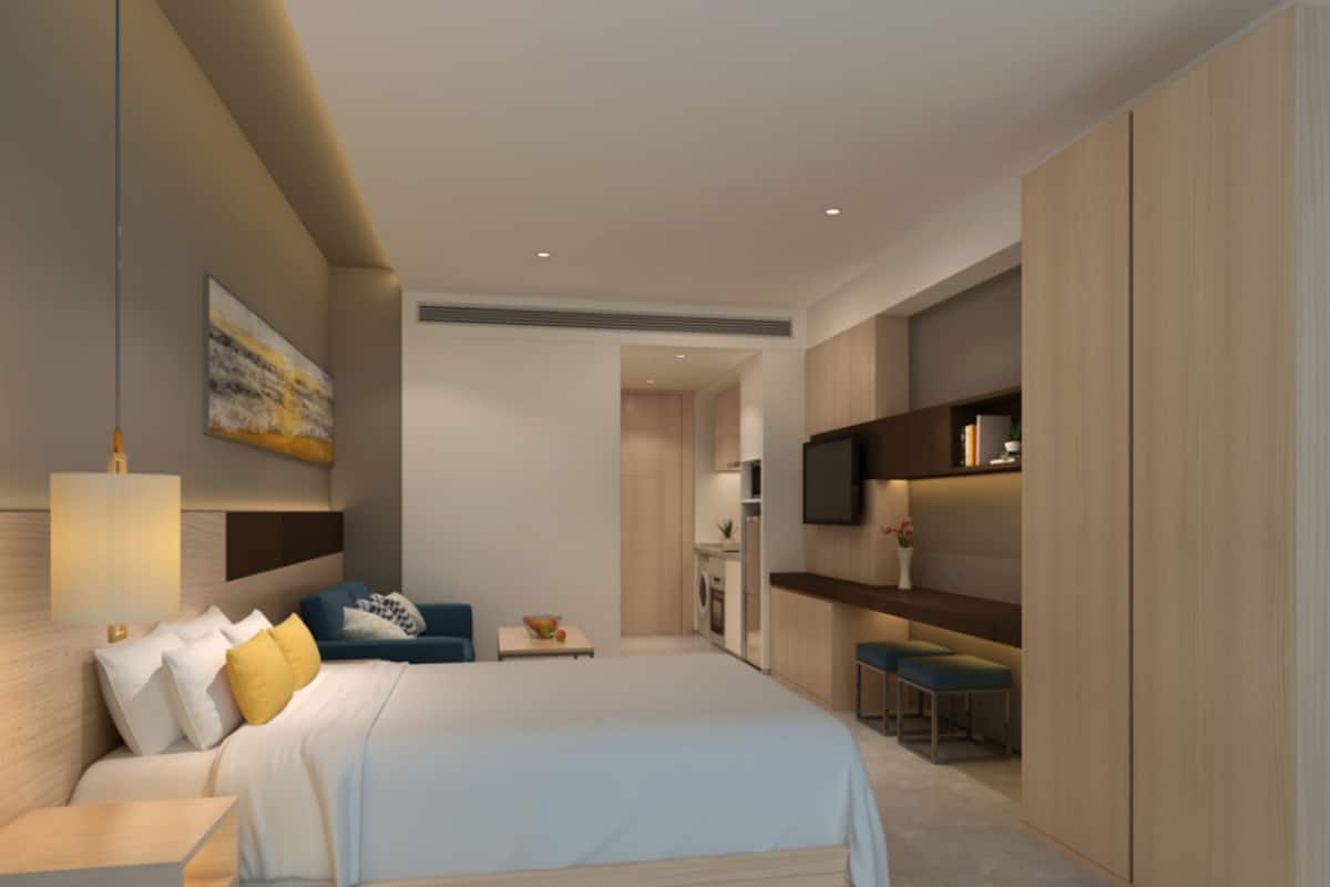 Deluxe Double Room | Minibar, desk, blackout drapes, iron/ironing board