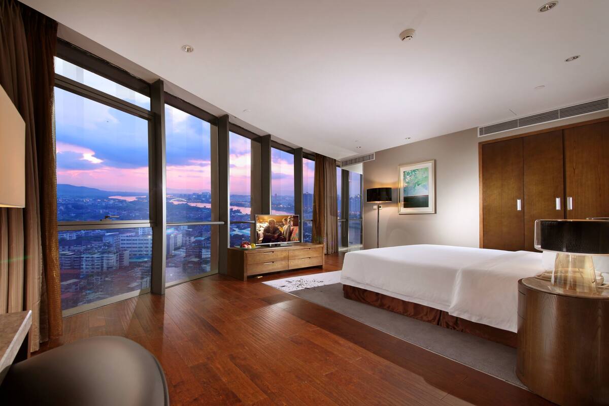 Executive Double Room | Minibar, in-room safe, desk, blackout drapes