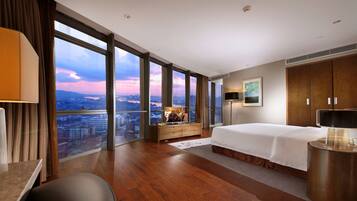 Executive Double Room | Minibar, in-room safe, desk, blackout drapes