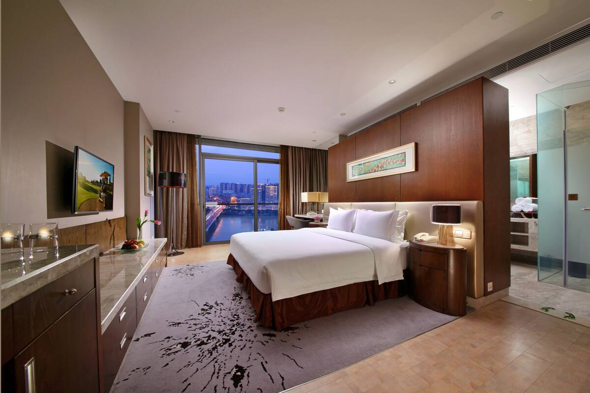 Deluxe Double Room with River View | Minibar, in-room safe, desk, blackout drapes