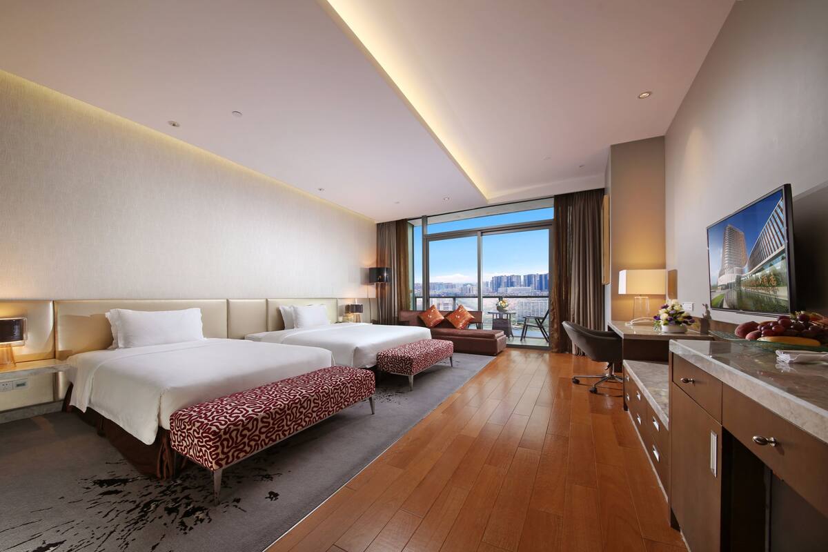 Family Room | Minibar, in-room safe, desk, blackout drapes