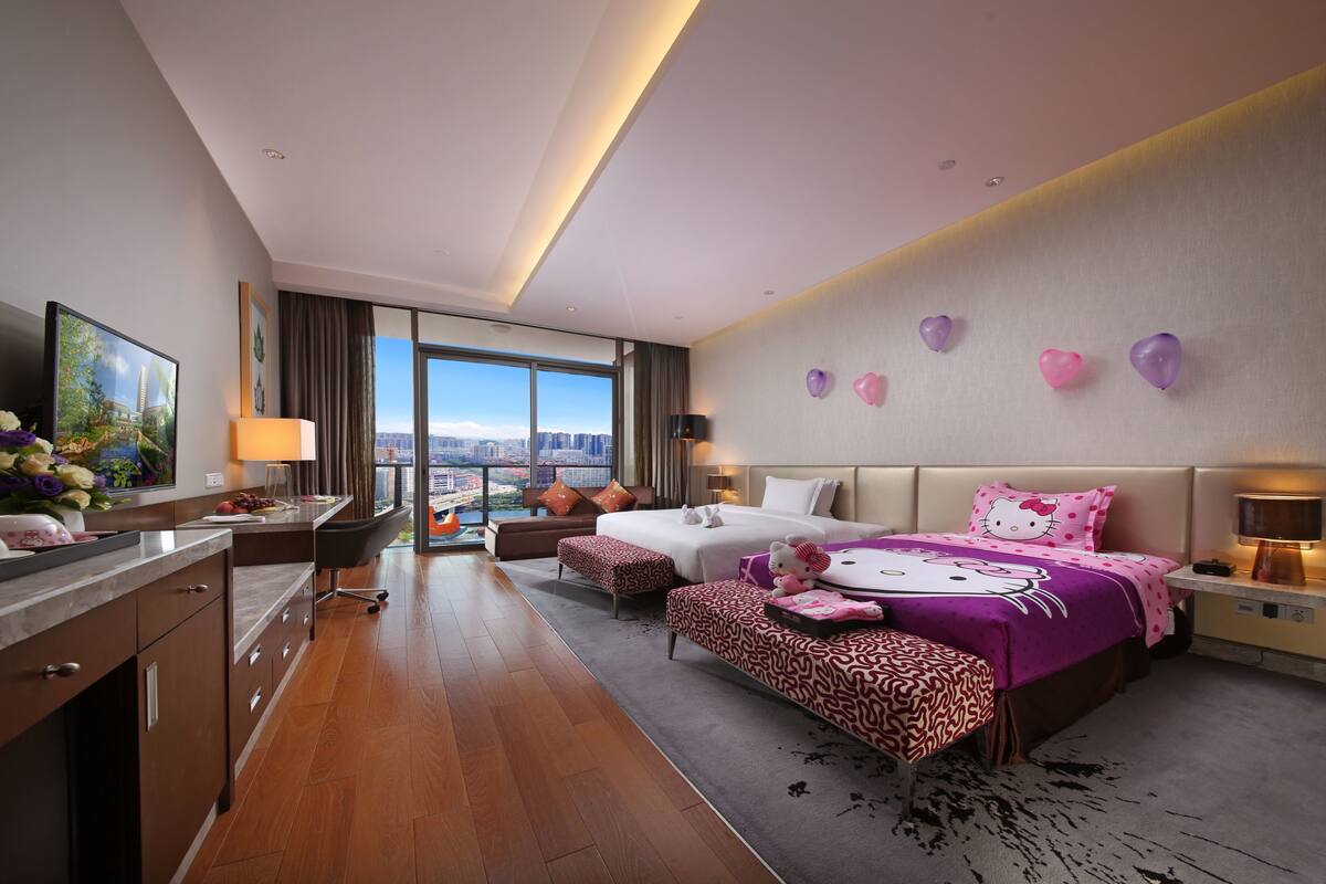 Signature Family Room | Minibar, in-room safe, desk, blackout drapes