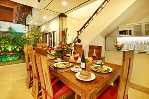Villa, 3 Bedrooms | In-room dining - Villa De Liza Seminyak Beachside (Seminyak)