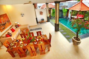 Villa, 3 chambres | Restauration dans la chambre