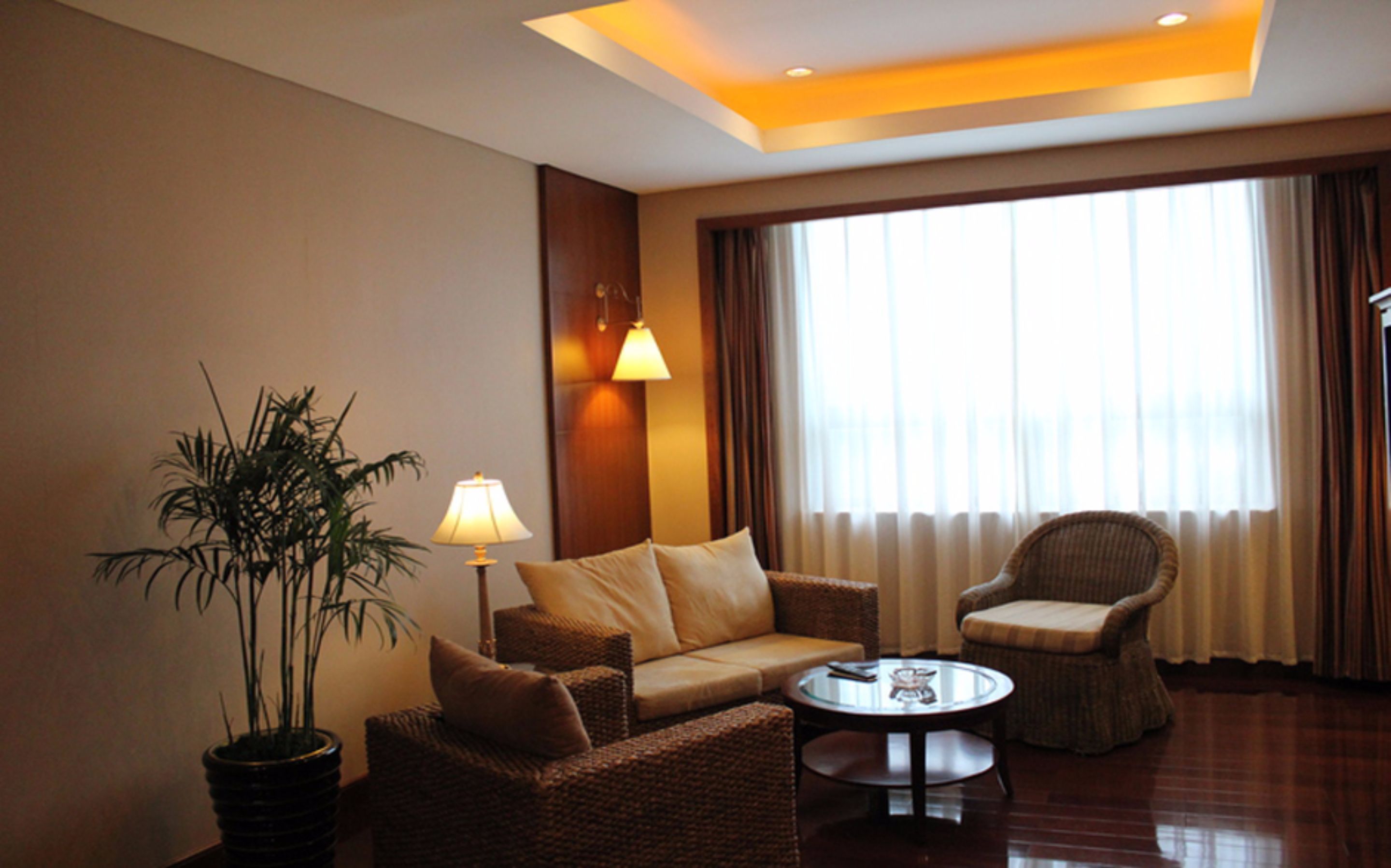 deluxe suite, mountain view | living area | lcd tv
