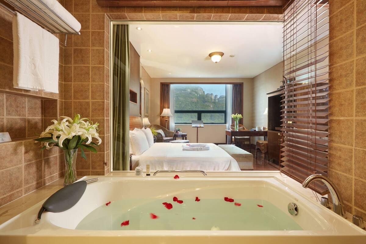 deluxe double room, mountain view | bathroom | combined shower/bathtub, free toiletries, hair dryer, bathrobes