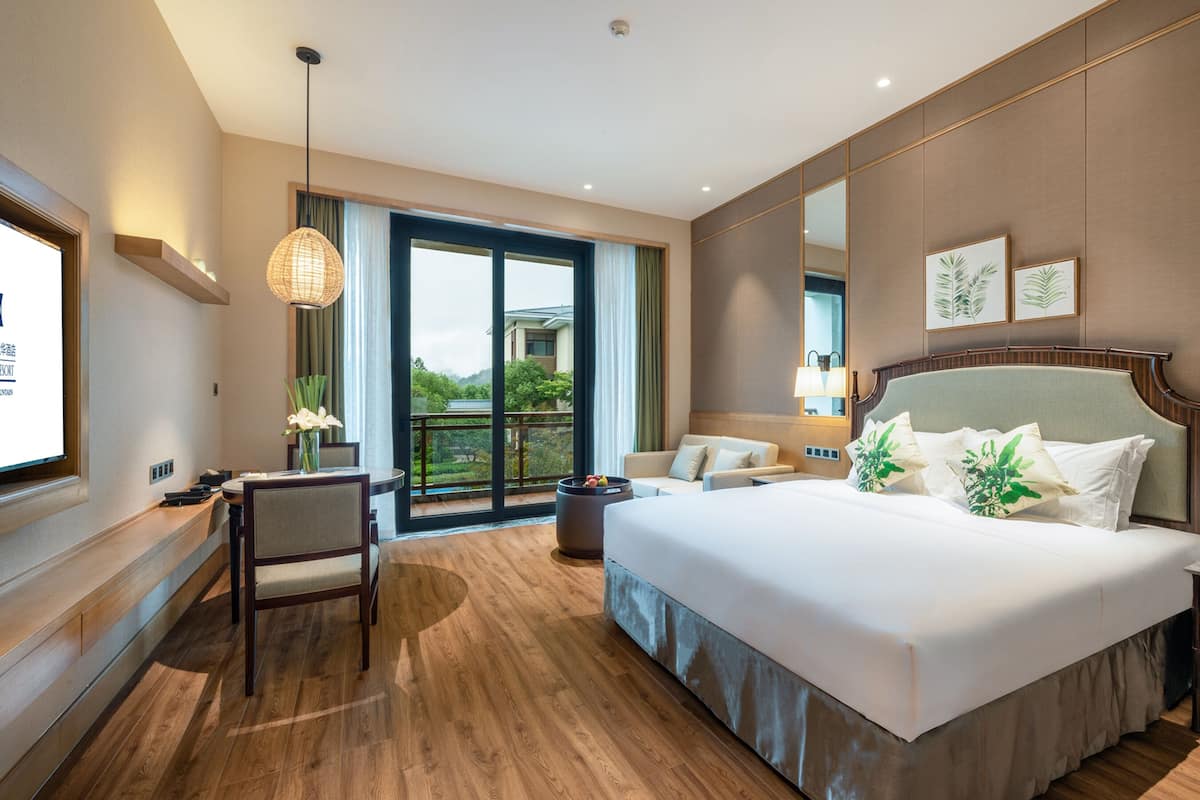 XinYue Building Deluxe Garden view King Bed Room